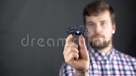 一架雄性无人机从他手中发射视频的预览图