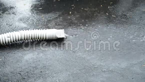 大雨天白色排水管视频的预览图