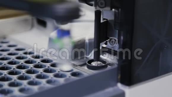 一台分析仪在实验室里工作以研究液体的成分视频的预览图
