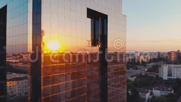 日落反射上高层建筑镜面玻璃窗视频的预览图