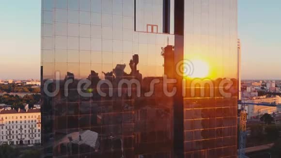 日落反射上高层建筑镜面玻璃窗视频的预览图