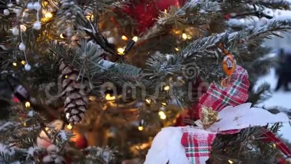 街道圣诞树云杉树上的圣诞球花环和装饰品视频的预览图