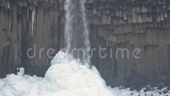 六角形玄武岩岩柱的斯瓦尔提斯瀑布视频的预览图