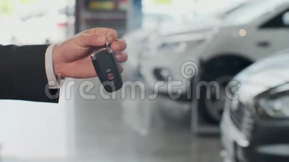 售货员拿着一把汽车钥匙视频的预览图