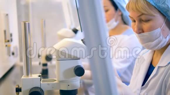 两名女科学家正在一个有医疗设备的实验室工作视频的预览图