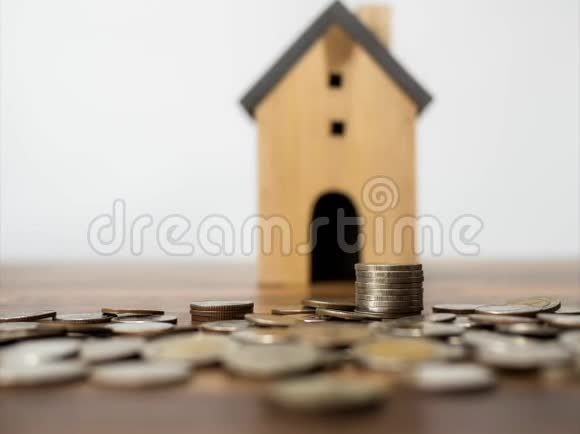 家庭储蓄和金融样板房和硬币钱省钱概念视频的预览图