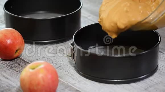 蛋糕面糊倒入烤盘家庭烘焙做焦糖苹果蛋糕视频的预览图