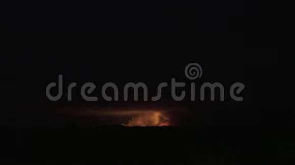 在烟雾中燃烧天空中的倒影闪烁的灯光空中的镜头视频的预览图