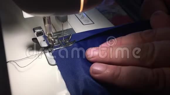 工人在缝纫机上缝布视频的预览图