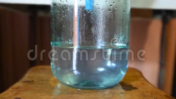 麦冬掉进一个三升的玻璃罐子里在家准备一种月光蒸馏过程视频的预览图