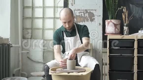 男性专业人士的肖像他正在明亮的工作室里制作壤锅视频的预览图