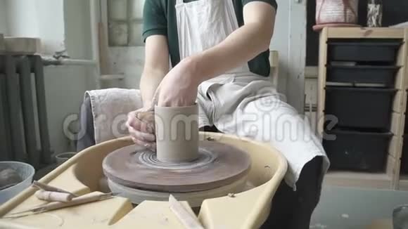 年轻的陶工正在陶厂的旋转机器上制作陶罐视频的预览图