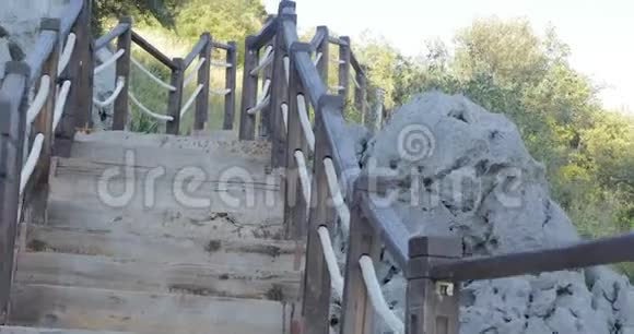 室外木制楼梯视频的预览图