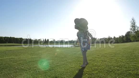 患有唐氏综合症的幼儿在草地上行走视频的预览图