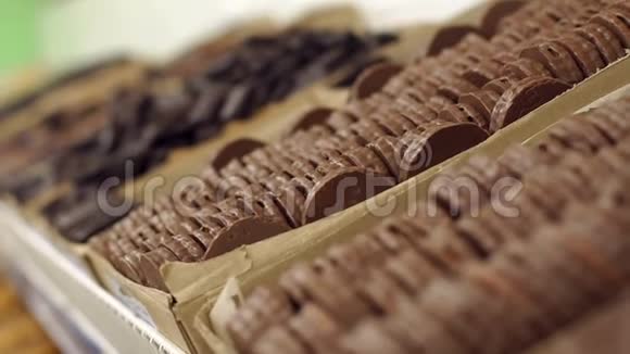 超市货架上的巧克力饼干视频的预览图