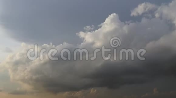 深蓝灰色层状云天雨前遮住太阳视频的预览图