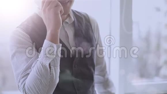 一个打电话的人脸上带着幸福的微笑成功的创业公司老板视频的预览图