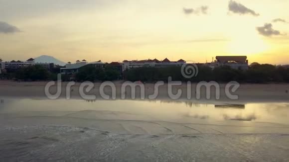 空中镜头美丽的海滩酒店巴厘岛库塔视频的预览图