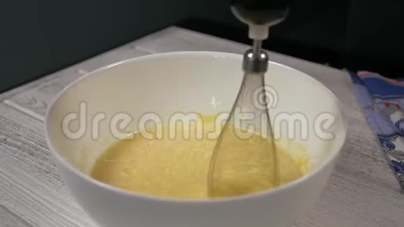 特写厨房搅拌器比白碗里的面团原料更好视频的预览图