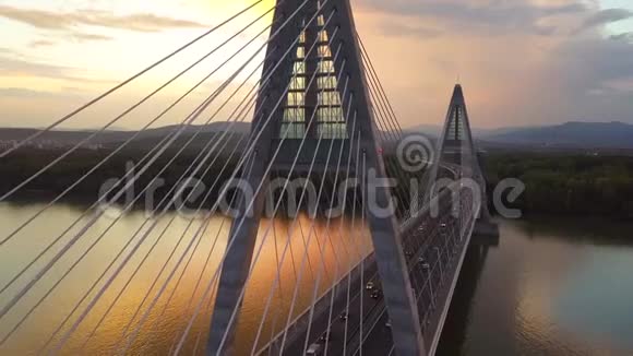 匈牙利布达佩斯日落时分从梅盖里大桥飞离下午交通繁忙视频的预览图