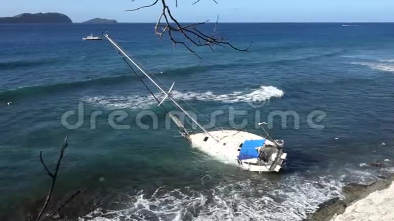 一艘游艇在加勒比海的礁石上搁浅视频的预览图