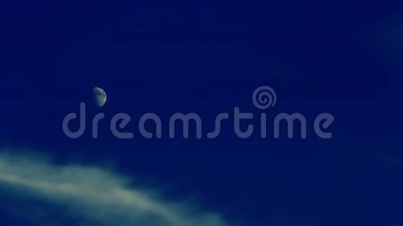 月亮穿过云层视频的预览图