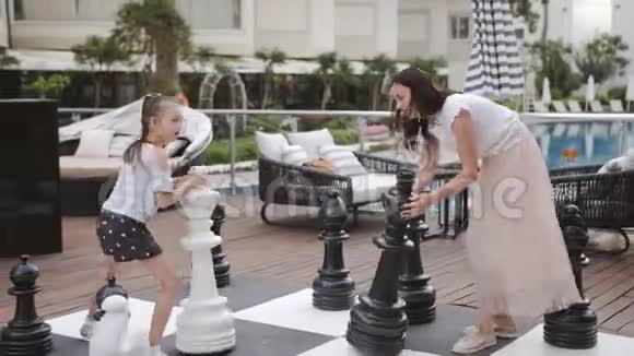 土耳其贝莱克2019年5月20日帕皮隆祖格玛酒店这盘棋是外面巨大的人物妈妈和女儿开心视频的预览图