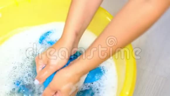 慢动作亚洲女性洗手盆用洗涤剂用手清洗脏衣服的污渍视频的预览图