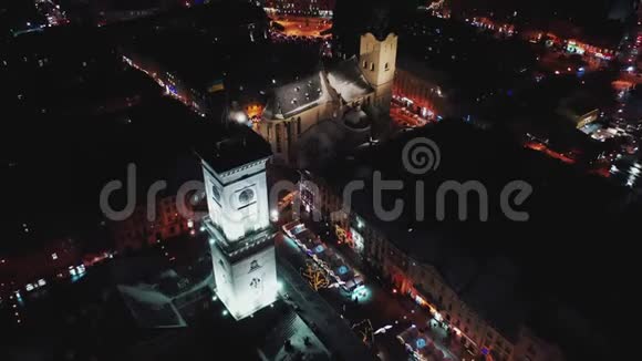 晚上古城的冬季全景乌克兰利沃夫市市政厅旧建筑的屋顶视频的预览图