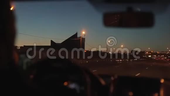 晚上在大城市开车夜间照明视频的预览图