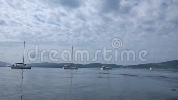 亚得里亚海上排列着三艘游艇视频的预览图