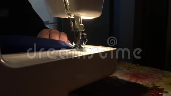 工人在缝纫机上缝布视频的预览图