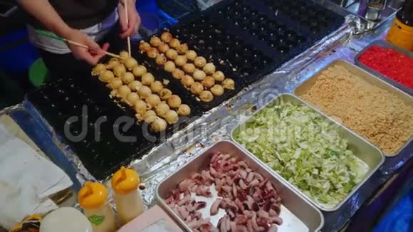 在传统的日本街头美食节上包饺子视频的预览图