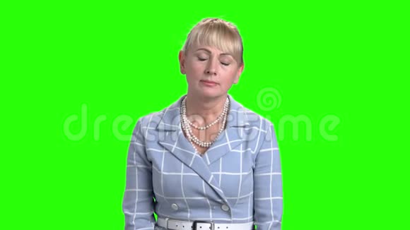 成熟的女人在色度键背景上打哈欠视频的预览图