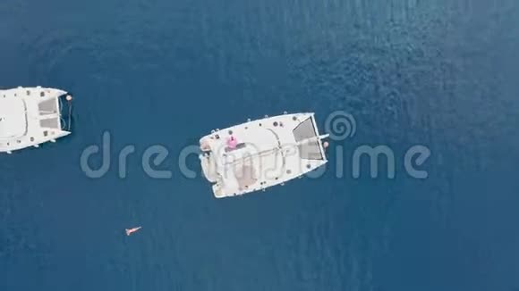 在公海航行的双体船的俯视图视频的预览图