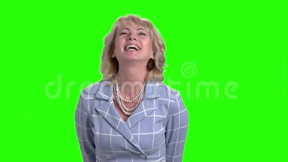 优雅的女人在绿色的屏幕上笑视频的预览图
