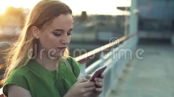 城里的一个年轻女孩带着智能手机读信息视频的预览图