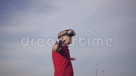 一个年轻人用虚拟现实眼镜对着天空视频的预览图
