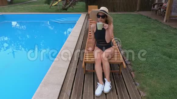 女人在游泳池喝咖啡视频的预览图