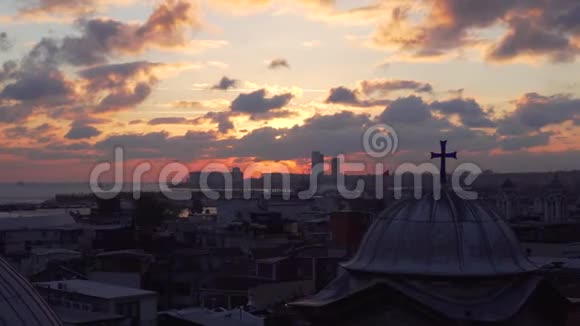 伊斯坦布尔全景夕阳下教堂的轮廓视频的预览图