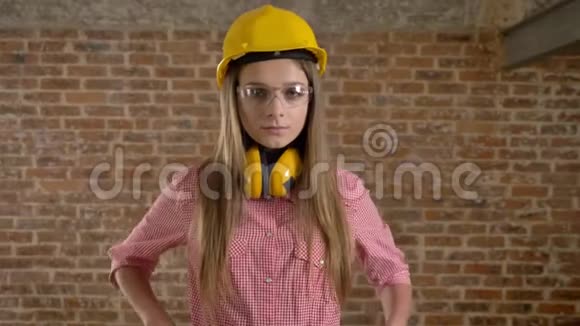 年轻自信的女建筑工人交叉双臂看镜头砖背景视频的预览图