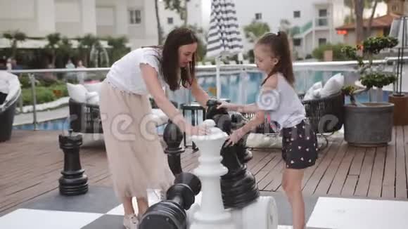 土耳其贝莱克2019年5月20日帕皮隆祖格玛酒店这盘棋是外面巨大的人物妈妈和女儿开心视频的预览图