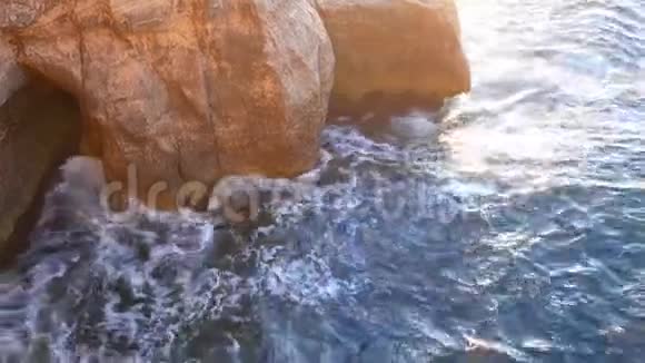 海浪撞击岩石视频的预览图