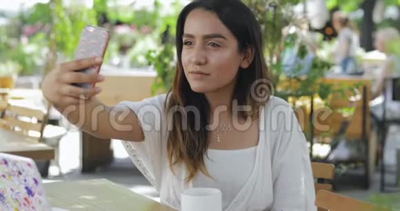 一位年轻女士在餐厅餐桌上自拍视频的预览图