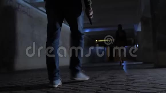 男腿带刀追女隧道视频的预览图