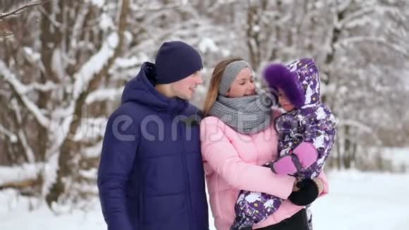 一家人一起度过冬天视频的预览图