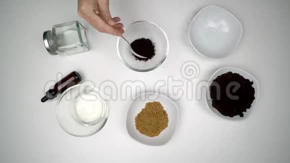 自制有机化妆品洗涤配料混合碗中的俯视图视频的预览图