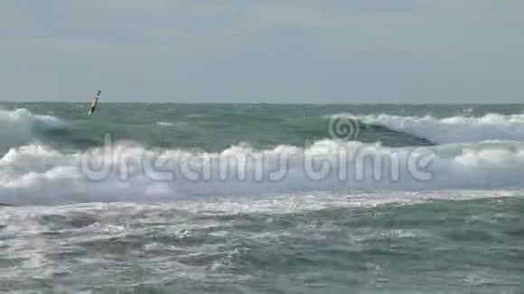 在水上使用风力发电机的风暴巨大的强波在严重的风暴中向海堤突来视频的预览图
