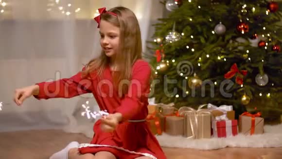 圣诞快乐的女孩在玩火花视频的预览图