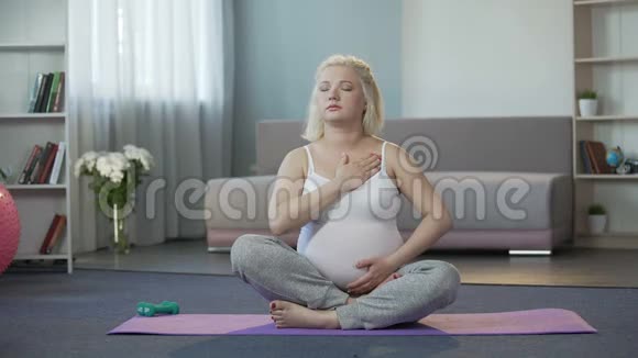 平静的孕妇倾听婴儿腹部的感觉和触摸视频的预览图